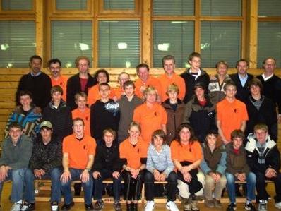 AKA U15 Mannschaft mit Trainern und Theatergruppe Nofels.