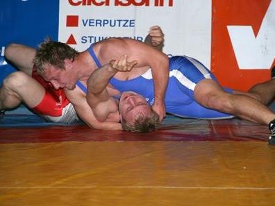 Christian Schedl gewann gegen Rothschedl auf Schulter.