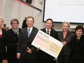 Das Team der VHS Götzis (Siiri Willam, Ruth Scheyer, Stefan Fischnaller, Elisabeth Allgäuer-Hackl, Renate Müller) bei der Preisverleihung Das Team der VHS Götzis (Siiri Willam, Ruth Scheyer, Stefan Fischnaller, Elisabeth Allgäuer-Hackl, Renate Müller) bei der Preisverleihung