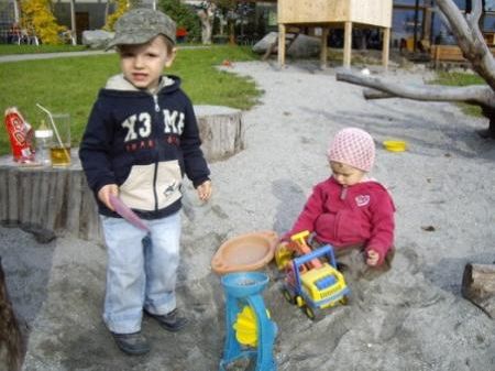 Den Kleinen gefällt es vor allem am Spielplatz. Den Kleinen gefällt es vor allem am Spielplatz.