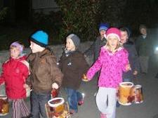 Die Kinder des Kindergartens Innerbraz feierten ihr Laternenfest mit einem Umzug durch die Straßen.