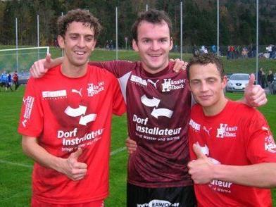 Die Torschützen Anton Dorner (li.) und Helmut Hafner (re.) mit Goalie Jürgen Schneider, der seinen "Kasten" sauber hielt.