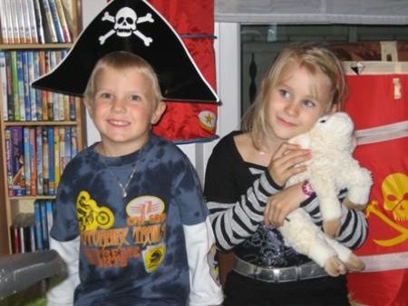 Kinder verkaufen auf dem Kinderflohmarkt am kommenden Sonntag in St. Anton. Kinder verkaufen auf dem Kinderflohmarkt am kommenden Sonntag in St. Anton.