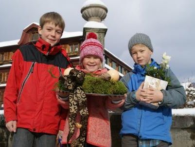 Lena Peter hat mit ihren Brüdern einen Adventkranz gebastelt. Lena Peter hat mit ihren Brüdern einen Adventkranz gebastelt.