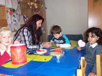 Miguel, Corinna und Yasmin bereiten sich auf das Martinsfest vor. Miguel, Corinna und Yasmin bereiten sich auf das Martinsfest vor.