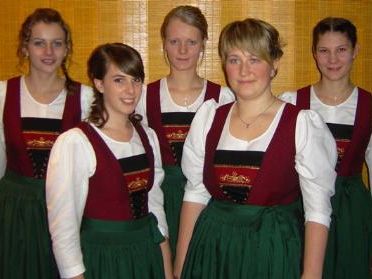 Stolz präsentierten die Riefensberger Musikantinnen ihr neues Musig-Dirndl. Stolz präsentierten die Riefensberger Musikantinnen ihr neues Musig-Dirndl.