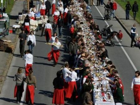 Von der Käsetafel wird ein Kurzfilm gezeigt Von der Käsetafel wird ein Kurzfilm gezeigt