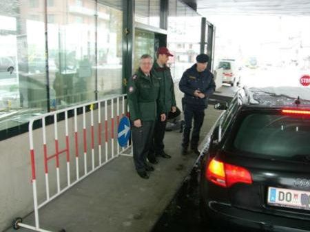 Weit über 6000 Pendler fahren täglich über den Grenzübergang Tisis-Schaanwald nach Liechtenstein. Weit über 6000 Pendler fahren täglich über den Grenzübergang Tisis-Schaanwald nach Liechtenstein.