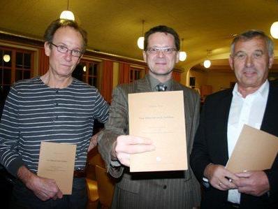 Bruno Winkler, Wolfang Weber und Bürgermeister Willi Säly (v. l.) mit dem neuen Buch Von Silbertal nach Sobibor.