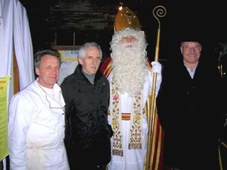 Der Nikolaus überreichte Elmar Stüttler (2.v.l.) die großzügige Spende. Der Nikolaus überreichte Elmar Stüttler (2.v.l.) die großzügige Spende.