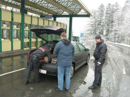 Die Beamten der Finanzverwaltung kontrollieren ein Fahrzeug am Zollamt in Meiningen.