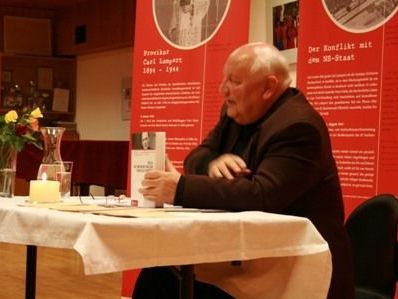 Dr. Richard Gohm präsentiert sein Buch über Carl Lampert. Dr. Richard Gohm präsentiert sein Buch über Carl Lampert.