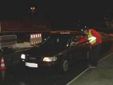 Grenzgänger wurden mit einem Frühstücksäckchen und einem Fahrplan überrascht! Grenzgänger wurden mit einem Frühstücksäckchen und einem Fahrplan überrascht!