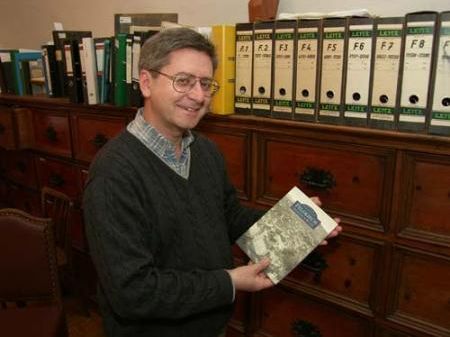 Stadtarchivar Christoph Volaucnik zeigt das mit Manfred A. Getzner gestaltete Buch. Stadtarchivar Christoph Volaucnik zeigt das mit Manfred A. Getzner gestaltete Buch.