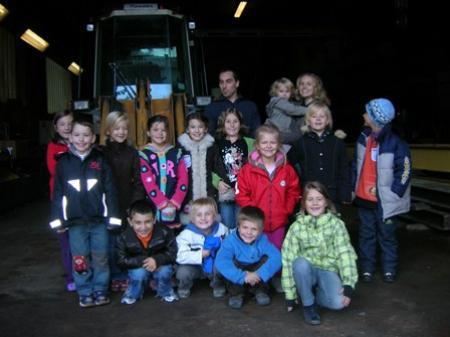 Die Volksschüler aus Klösterle besuchten die Transportfirma Kessler.
