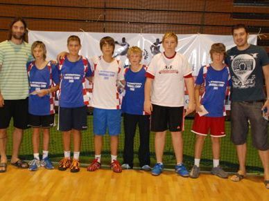 Die Weltklasse-Handballer Ivano Balic und Petar Metlicic mit den HCB-Jungs. Die Weltklasse-Handballer Ivano Balic und Petar Metlicic mit den HCB-Jungs.