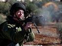 Ein israelischer Soldat feuert auf auf palästinesische Demonstranten