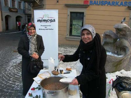 Frauen des Mimosa-Frauenvereins boten Infos und Aschura-Suppe an.