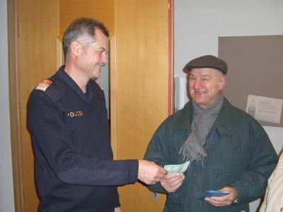 Gerhard Prehn durfte 100 Euro Finderlohn im Wachzimmer der Stadtpolizei in Empfang nehmen.