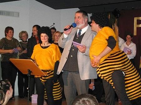 Pfarrer Norman Buschauer mit zwei tollen Bienen Pfarrer Norman Buschauer mit zwei tollen Bienen