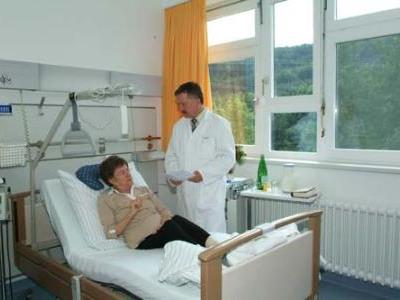 Prof. Dr. Drexel bei einer Visite in der Abteilung E (Onkologie) im LKH Rankweil.