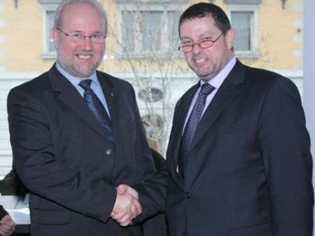 Roland Knünz übergibt die Geschicke an Nikolaus Baumann Roland Knünz übergibt die Geschicke an Nikolaus Baumann