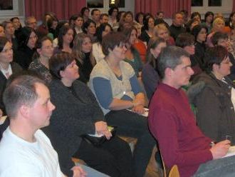 Ein voller Saal zum Thema Kommunikation mit Kindern. Ein voller Saal zum Thema Kommunikation mit Kindern.