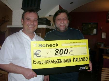 Gerhard Heinzle und Reini Berktold übergaben den Scheck an die Buschambulanz.