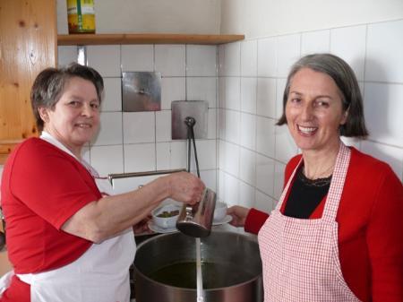 Isolde Natter (l.) und Christine Wetzel versorgten die Gäste mit Suppe.