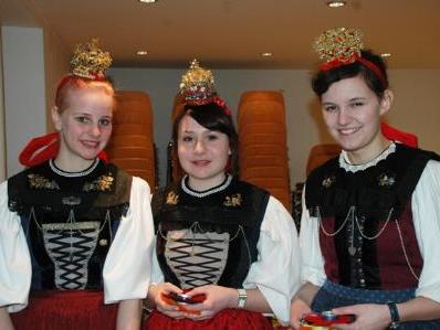 Klostertaler Trachtenmädchen beim Empfang der Gäste.