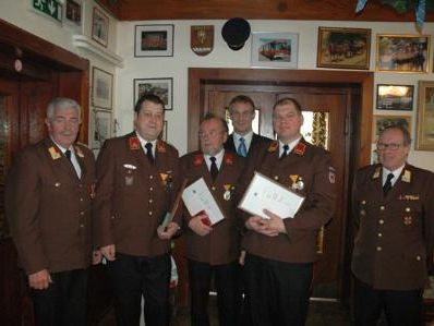(v.l.n.r.) AFK Paul Lau, Kdt. Robert Angerer, Alt-Kdt. Günther Carli, Bgm. Markus Linhart, Kdt.Stv. Gerald Nicolussi, LFI a.D. Ulli Welte (v.l.n.r.) AFK Paul Lau, Kdt. Robert Angerer, Alt-Kdt. Günther Carli, Bgm. Markus Linhart, Kdt.Stv. Gerald Nicolussi, LFI a.D. Ulli Welte