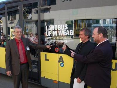 Christian Österle (l.) mit Bürgermeister Josef Mathis und Sigi Burtscher freuen sich über Landbus ufm Weag".