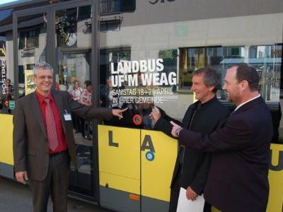 Christian Österle (l.) mit Bürgermeister Josef Mathis und Sigi Burtscher freuen sich über Landbus ufm Weag". Christian Österle (l.) mit Bürgermeister Josef Mathis und Sigi Burtscher freuen sich über Landbus ufm Weag".