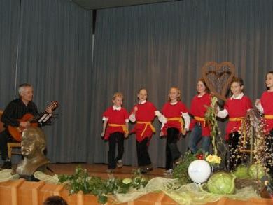 Direktor und Schülerinnen der VS Müselbach begeisterten mit Kneipp-Liedern. Direktor und Schülerinnen der VS Müselbach begeisterten mit Kneipp-Liedern.