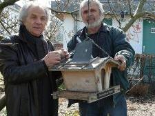 Eugen Oberheller (l.) und Luis Reichmann kümmern sich um die Vogelhäuschen in Bregenz.