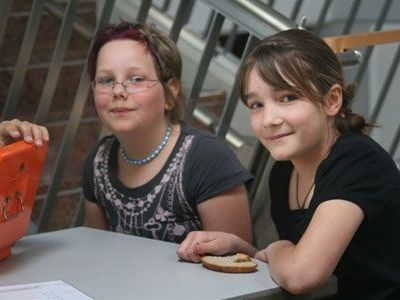 Schüler sammeln die  Einnahmen für ein Projekt in Äthiopien. Schüler sammeln die  Einnahmen für ein Projekt in Äthiopien.