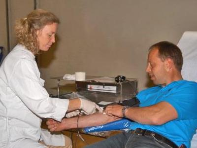 Blut spenden und Leben retten. Rund eine halbe Million Blutspender verzeichnet das Österreichische Rote Kreuz jährlich.