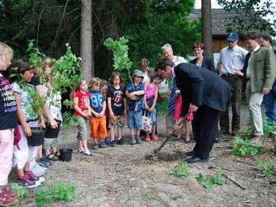 Bürgermeister Summer greift selbst zur Hacke. Bürgermeister Summer greift selbst zur Hacke.