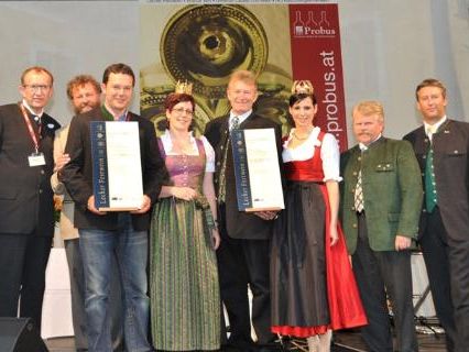 Foto: Siegerehrung der Lecher Festwein-Winzer 2009 (v.l.): Toni Honsig, Probus-Motor im Weinviertel, Walter Pollak, Kostleiter der Blindauskostung in Retz, Manfred Hebenstreit, Lecher Festwein-Sieger Weinviertel DAC 2008, Vorarlbergs Weinkönigin Katja I., Josef Scherer, Lecher Festwein-Sieger Rotwein-Cuvee 2006, Österreichs Weinkönigin Simone I., Dipl. Sommelier Willi Hirsch, Kostleiter der Blindauskostung in Lech und Präsident des Vorarlberger Sommeliervereins, Stefan Jochum, Organisator, Lech am Arlberg Foto: Siegerehrung der Lecher Festwein-Winzer 2009 (v.l.): Toni Honsig, Probus-Motor im Weinviertel, Walter Pollak, Kostleiter der Blindauskostung in Retz, Manfred Hebenstreit, Lecher Festwein-Sieger Weinviertel DAC 2008, Vorarlbergs Weinkönigin Katja I., Josef Scherer, Lecher Festwein-Sieger Rotwein-Cuvee 2006, Österreichs Weinkönigin Simone I., Dipl. Sommelier Willi Hirsch, Kostleiter der Blindauskostung in Lech und Präsident des Vorarlberger Sommeliervereins, Stefan Jochum, Organisator, Lech am Arlberg