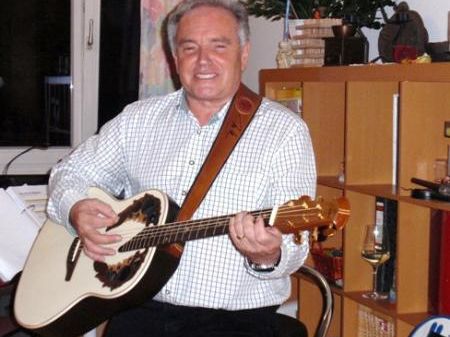 Hans Hammerer umrahmte die Veranstaltung musikalisch und lässt monatlich die Herzen der Bewohner mit seiner Musik höher schlagen. Hans Hammerer umrahmte die Veranstaltung musikalisch und lässt monatlich die Herzen der Bewohner mit seiner Musik höher schlagen.