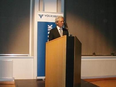 Prof. Hubert Allgäuer stellt dem interessierten Publikum sein Vorarlberger Mundartwörterbuch in seinem Vortrag persönlich vor.