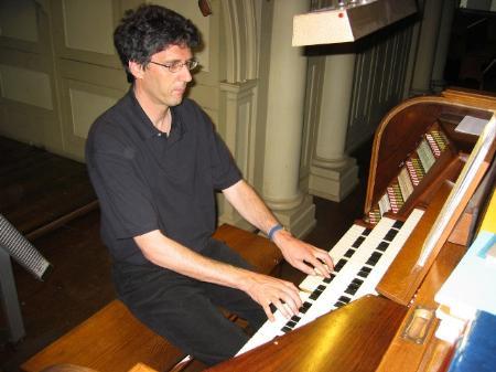 Rudolf Berchtel an der Orgel.