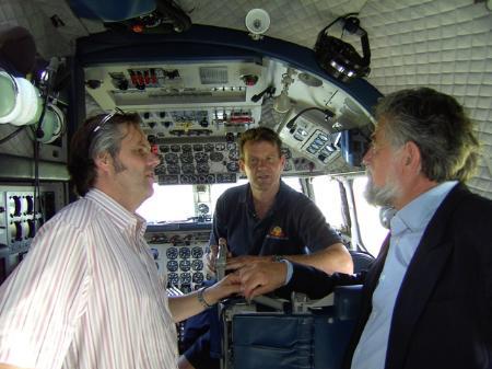 Techniker Don mit Messemachern Berthold Porath und Reinhard Kloser in der DC 6.