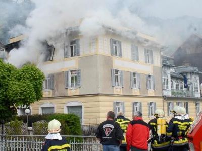 Unsere Feuerwehren retten, löschen, bergen und schützen. Ein großes Dankeschön den Florianijüngern und allen weiteren Hilfskräften für ihren "Dienst am Nächsten", wie jüngst hier in Schruns. Unsere Feuerwehren retten, löschen, bergen und schützen. Ein großes Dankeschön den Florianijüngern und allen weiteren Hilfskräften für ihren "Dienst am Nächsten", wie jüngst hier in Schruns.