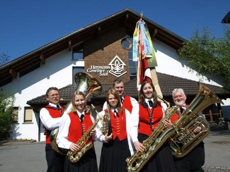 BU: 25 Jahre nach der Saalbenennung nach Hermann Gmeiner feiert Alberschwendes Musik wieder ein Jubiläum, das morgen eingeläutet wird. BU: 25 Jahre nach der Saalbenennung nach Hermann Gmeiner feiert Alberschwendes Musik wieder ein Jubiläum, das morgen eingeläutet wird.