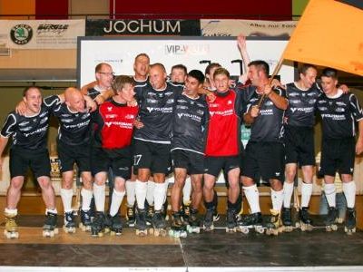 Großer Jubel bei der anschließenden Meister- und Aufstiegsfeier. Großer Jubel bei der anschließenden Meister- und Aufstiegsfeier.