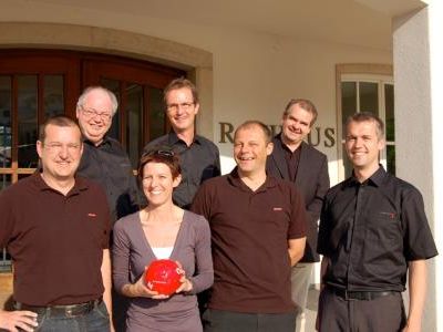 Im Anschluss an die 40. Aufsichtsratssitzung des Dornbirner Stadtmarketings wurden die brandneu eingetroffenen Minifußbälle präsentiert. Im Anschluss an die 40. Aufsichtsratssitzung des Dornbirner Stadtmarketings wurden die brandneu eingetroffenen Minifußbälle präsentiert.