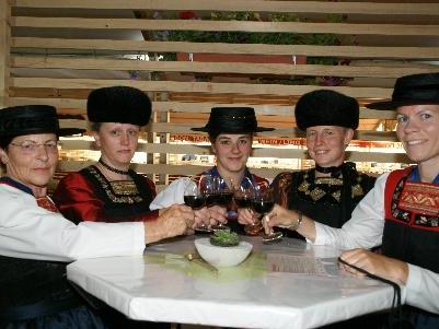 Irmgard, Ingeborg, Renate, Andrea und Andrea eröffneten den Abend in der Weinlaube.