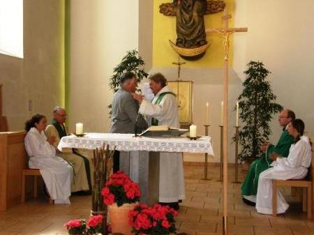 Klostervater Heinz Seeburger übergibt Pater Wenzeslaus das Geschenk der Heiliglandreise.