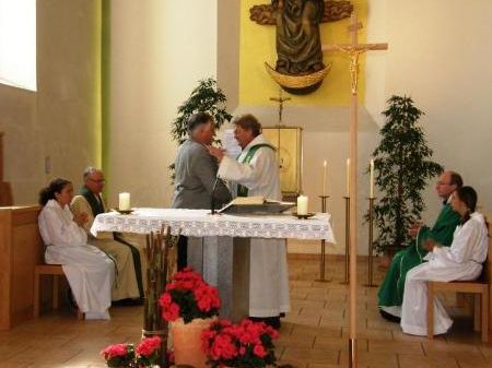 Klostervater Heinz Seeburger übergibt Pater Wenzeslaus das Geschenk der Heiliglandreise. Klostervater Heinz Seeburger übergibt Pater Wenzeslaus das Geschenk der Heiliglandreise.